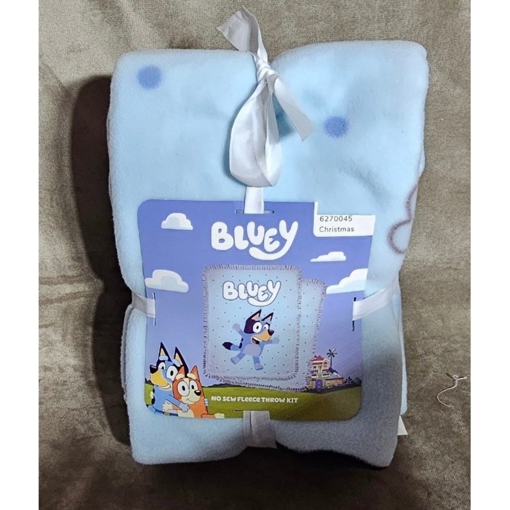 Bluey No Sew Fleece Throw Kit DIY Blanket Light Blue Polka Dot Christmas 6270045